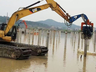 實(shí)力圈粉！挖掘機(jī)改裝打樁機(jī)順利交付 助力太陽能光伏建設(shè)